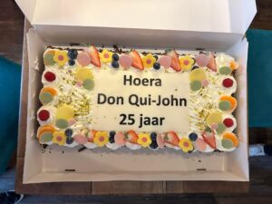 taart met de tekst "Hoera Don Qui-John 25 jaar"