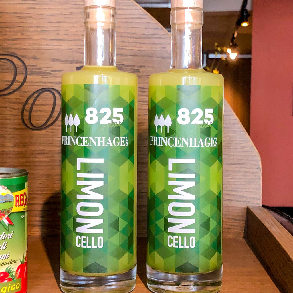 twee flessen limoncello met een etiket waarop staat 825 jaar Princenhage