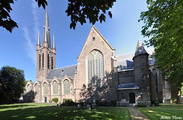 St Martinuskerk met een blauwe lucht