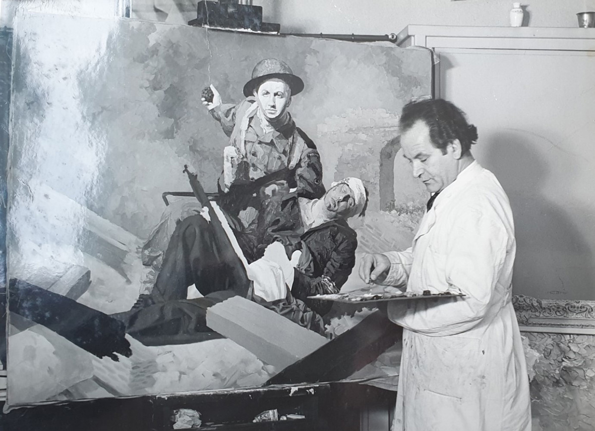 Schilder Christo Stefanoff werkt aan een schilderij met een soldaat en een gewonde soldaat