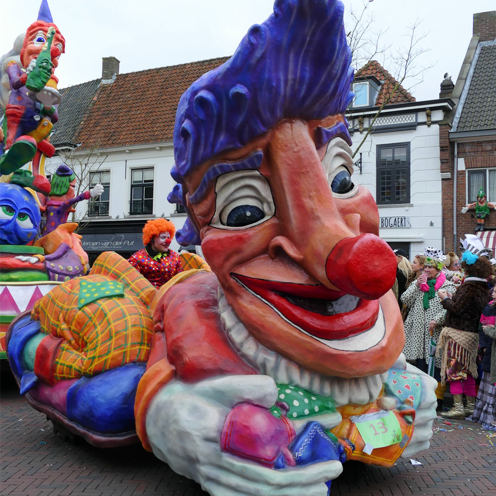 Grote carnavalswagen op de Haagsemarkt in Princenhage
