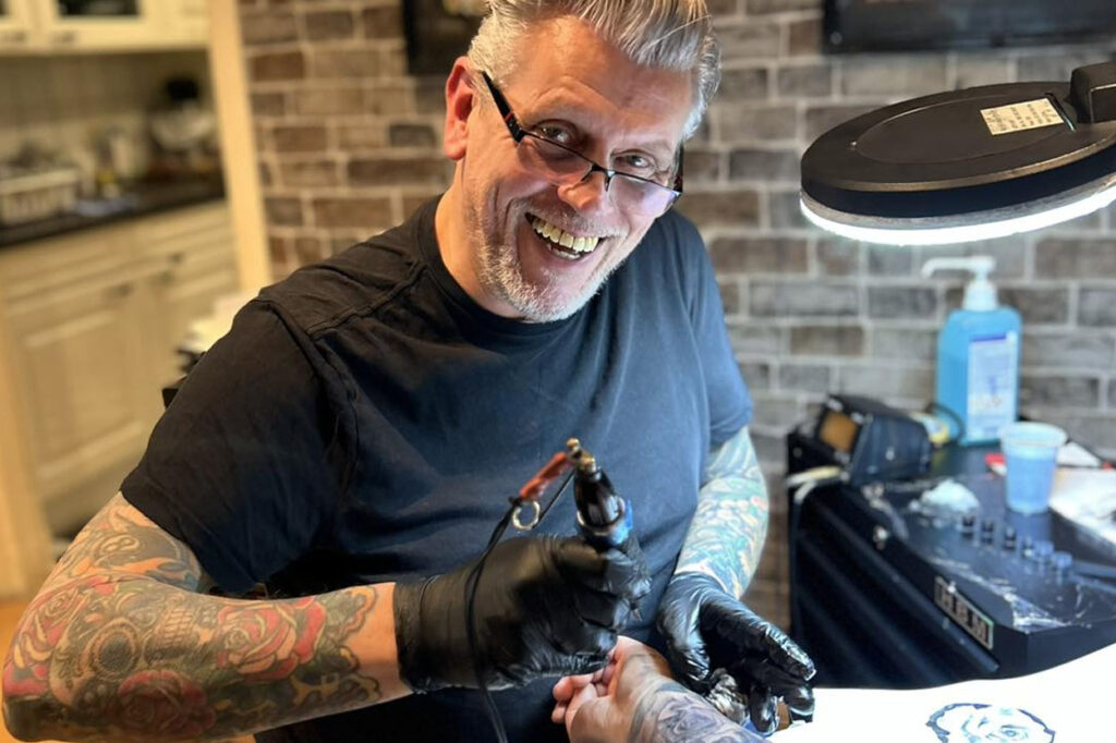 Driekus Hendriks aan het werk in de Tattoo Zaak