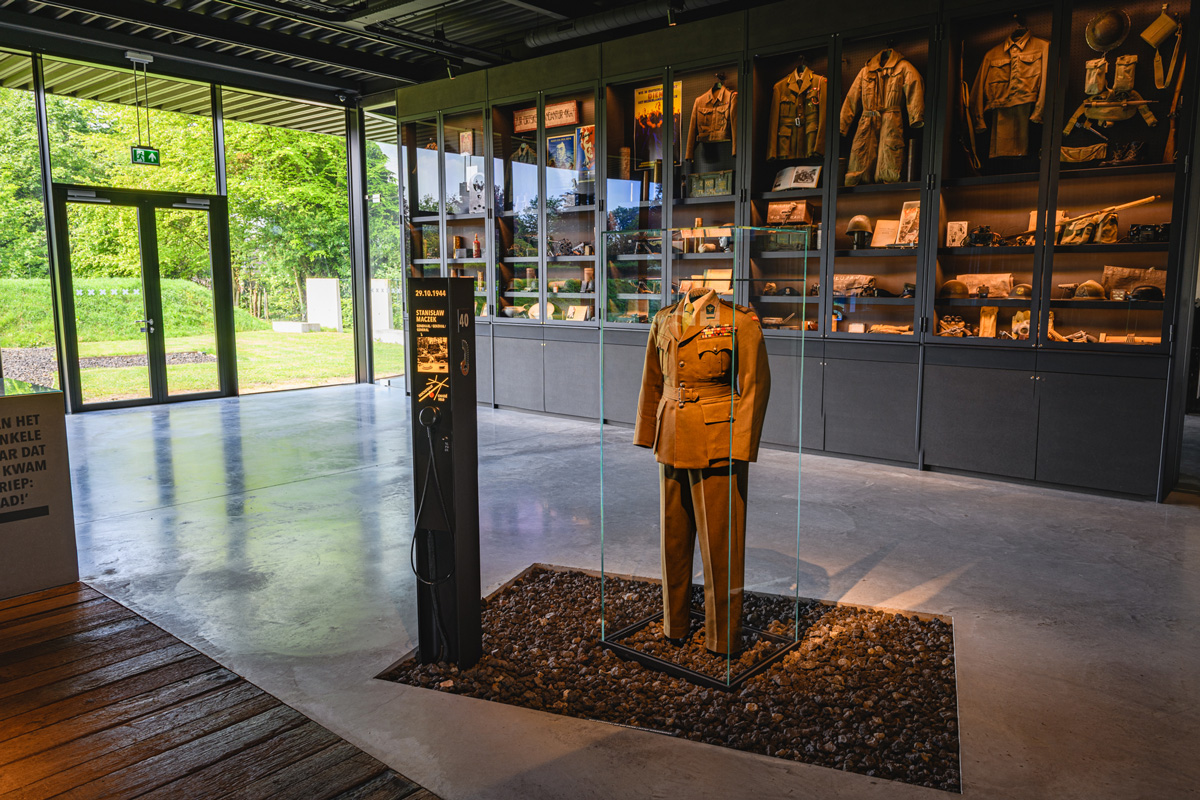 Vitrines met uniformen in het museum van Maczek Memorial Breda