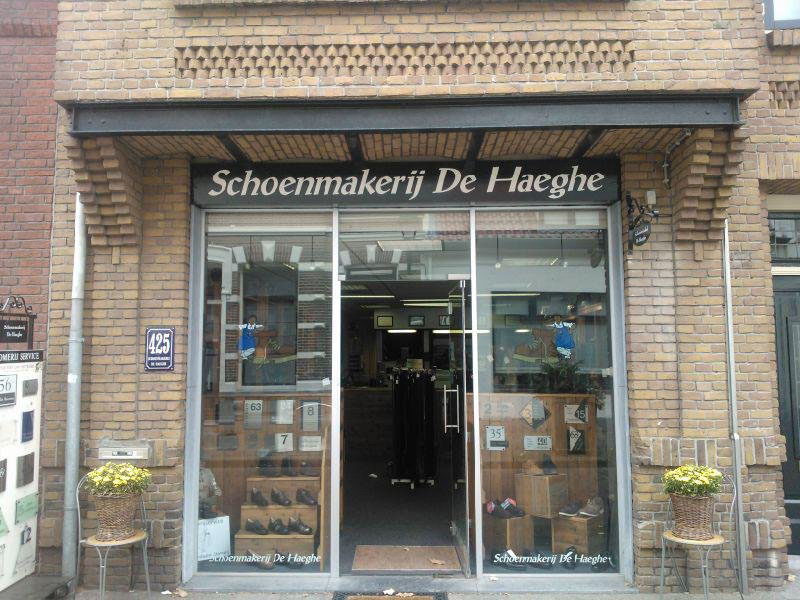 Voorzijde van Schoenmakerij De Haeghe