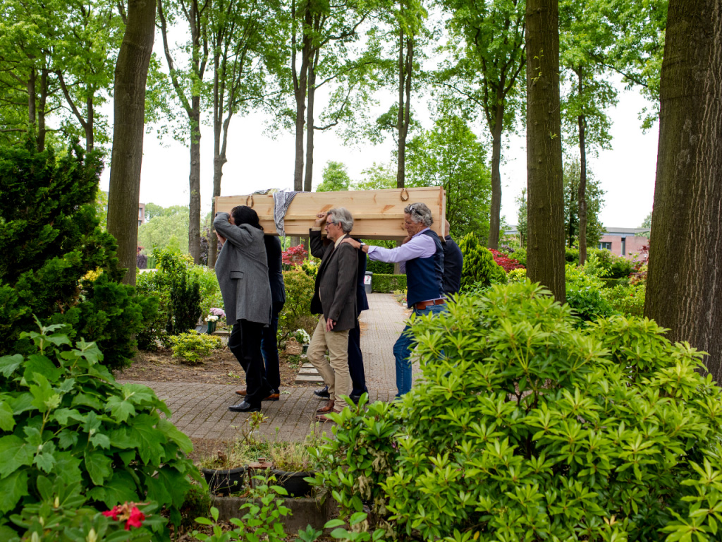 mannen dragen een kist over de begraafplaats van Zuylen