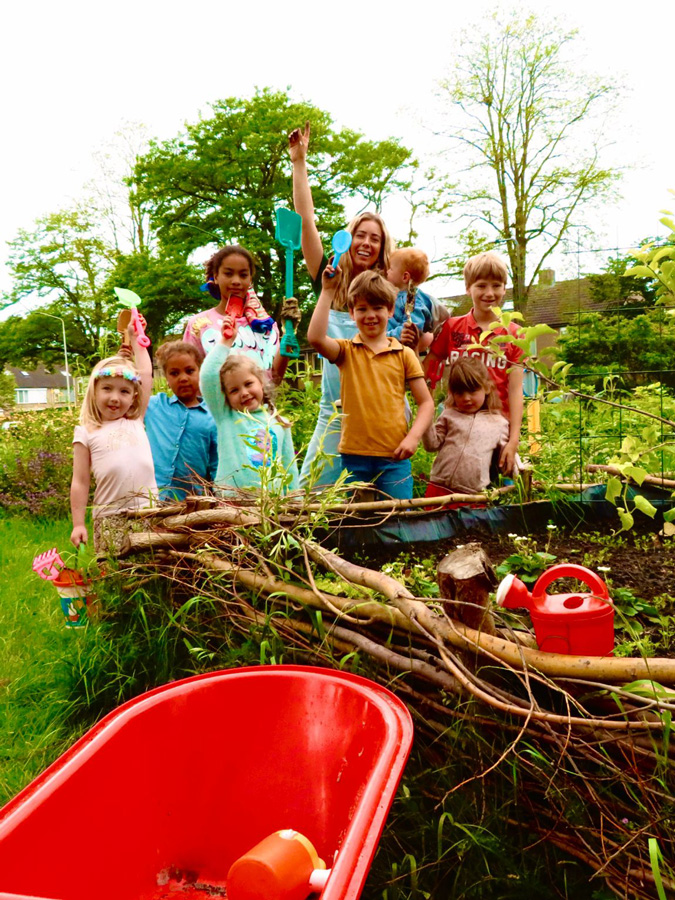 Carmen van Heel met de kinderen van de Hovenierstraat