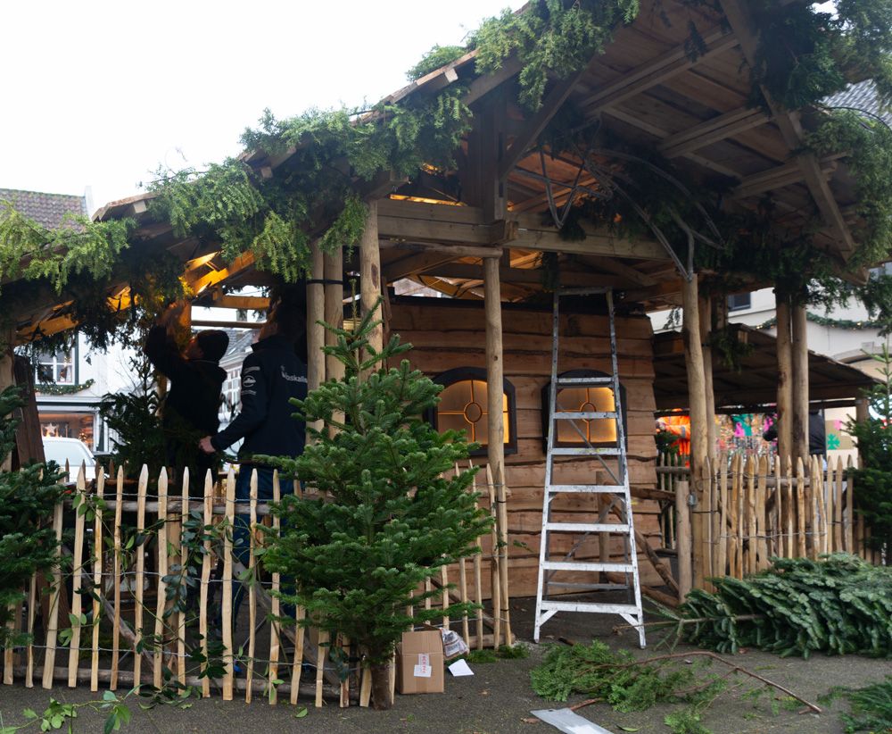 De kerststal half opgebouwd