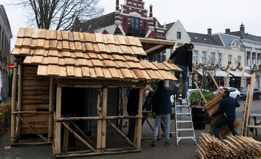 Vrijwilligers bouwen de kerststal op