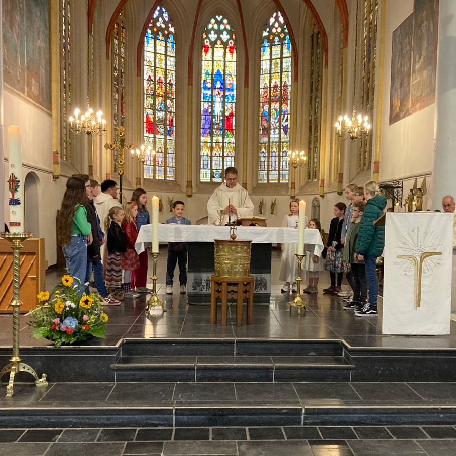 Pastoor staat achter altaar in de Sint Martinuskerk