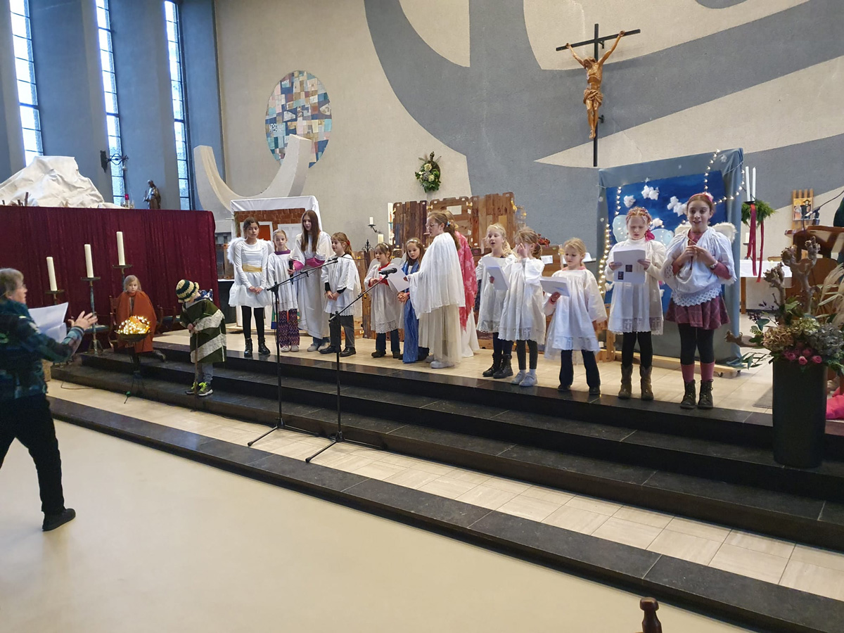 acterende kinderen op een podium