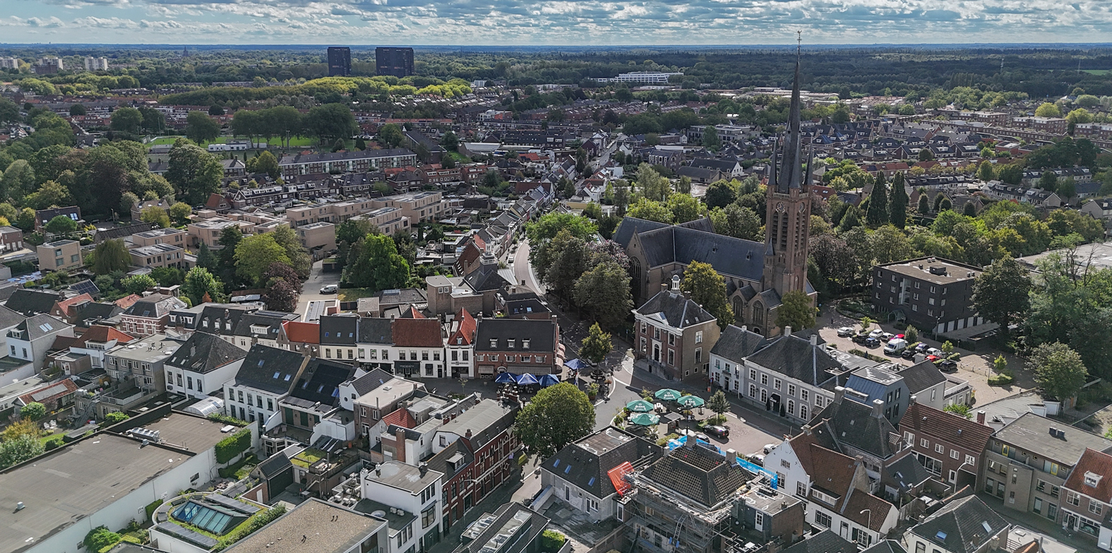 Sint Martinuskerk en Haagsemarkt van Princenhage vanuit de lucht gezien