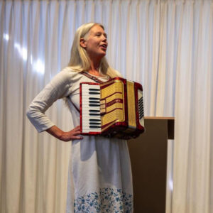 Angelique Schipper met accordeon