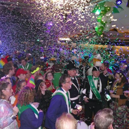 zaal vol met feestende carnavalsvierders