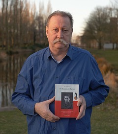 man met boek