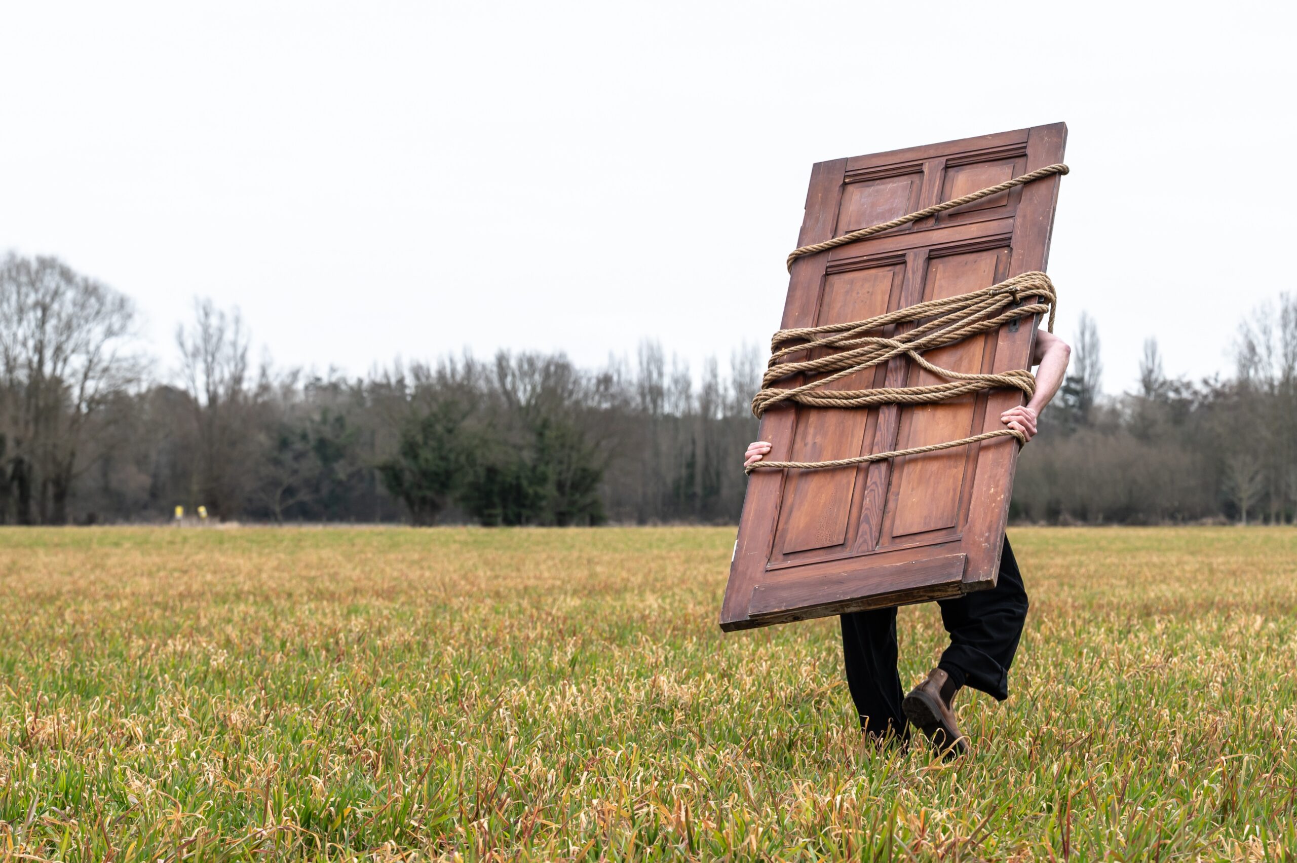 Man met deur van voorstelling KINTSUGI