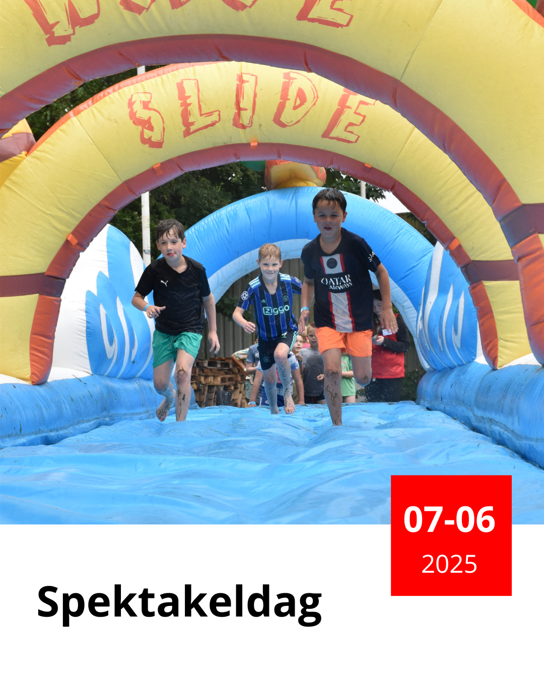 foto van kinderen die rennen over een springkussen