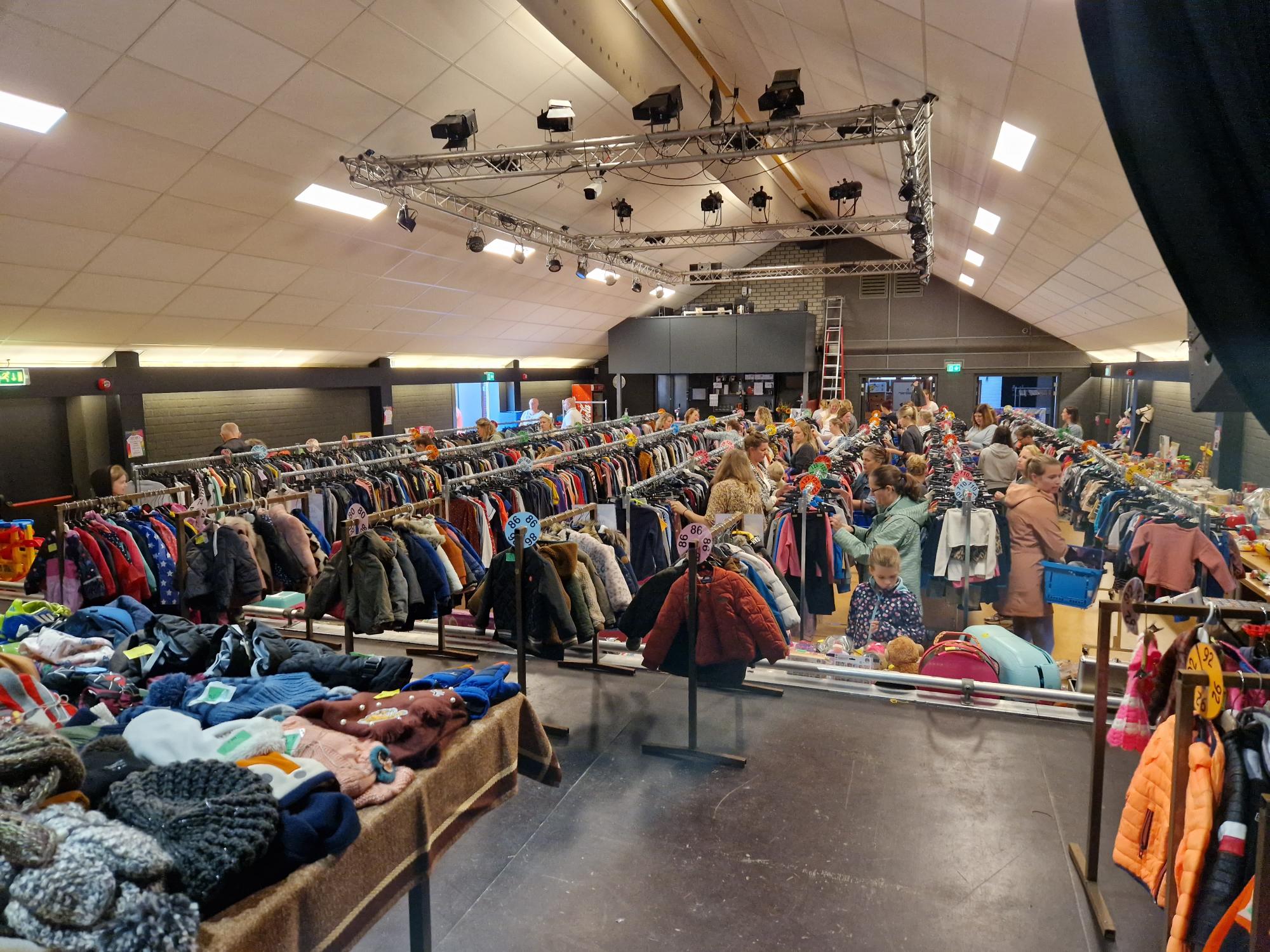 Foto tweedehands kleding en speelgoedbeurs