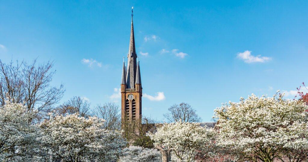 St Martinuskerk in Princenhage met bomen vol witte bloesem