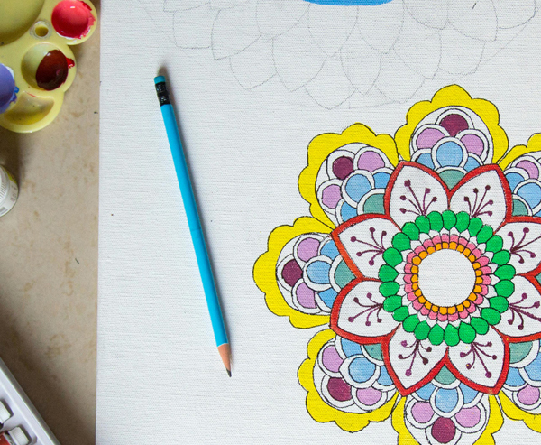 een vel papier waarop een mandala is getekend