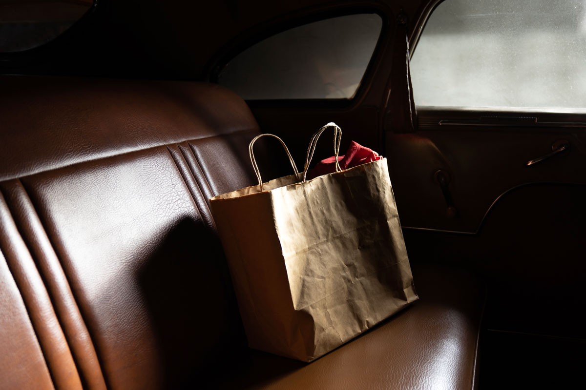 papieren zak op de achterbank van een auto