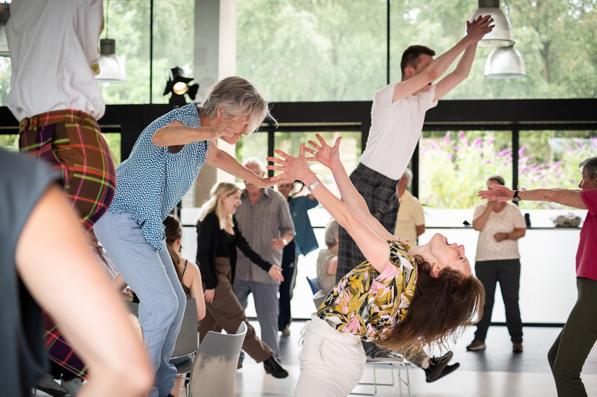 Jong en oud danst in een ruimte