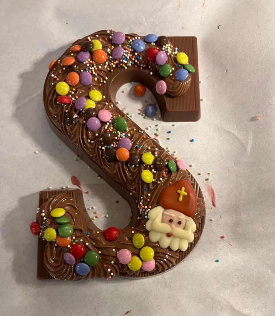 Chocoladeletter S versierd.