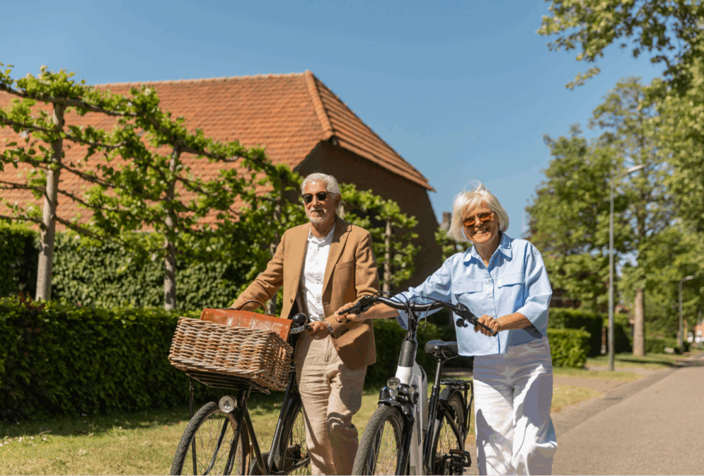 twee mannen met een fiets