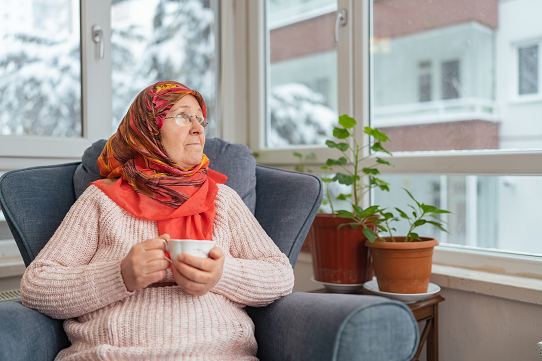 mevrouw zit bij het raam