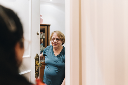 mevrouw opent de deur