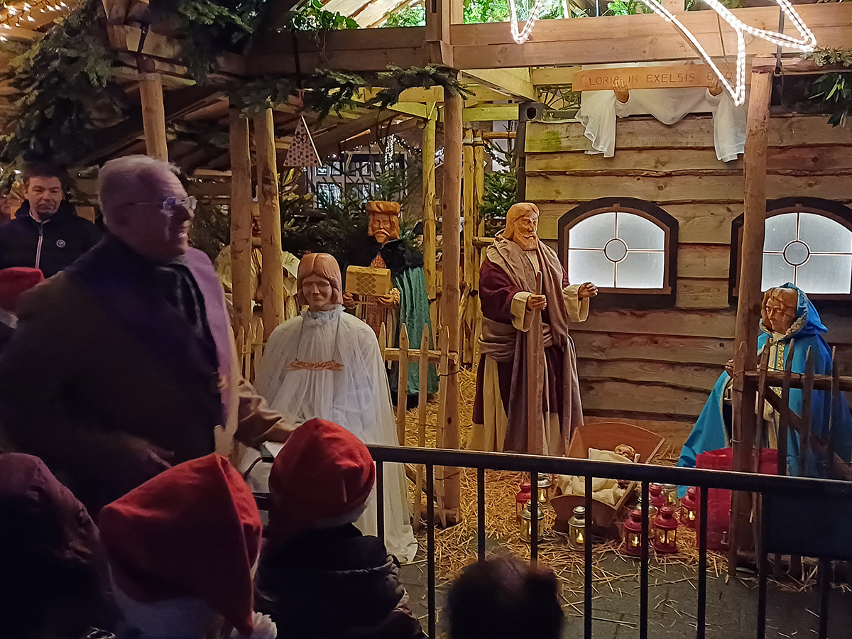De lichtjes hgaan aan in de kerststal op de Haagsemarkt