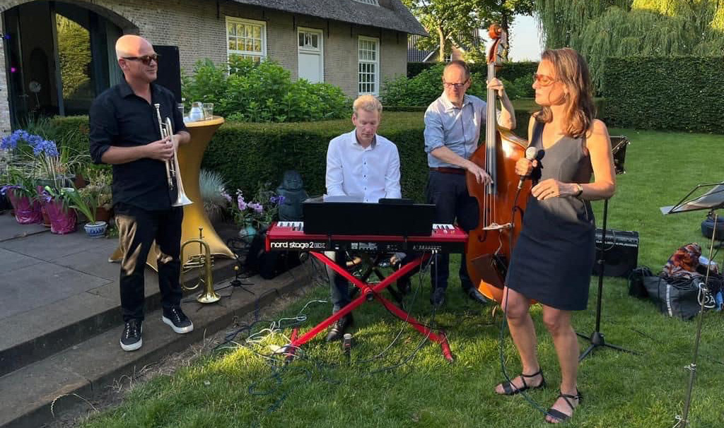 Catelijne Bach (zang), Ferdinand Schmutzer (contrabas), Bob van Etten (trompet) en Jeroen Mathijssen (piano) van jazzformatie Fluïde