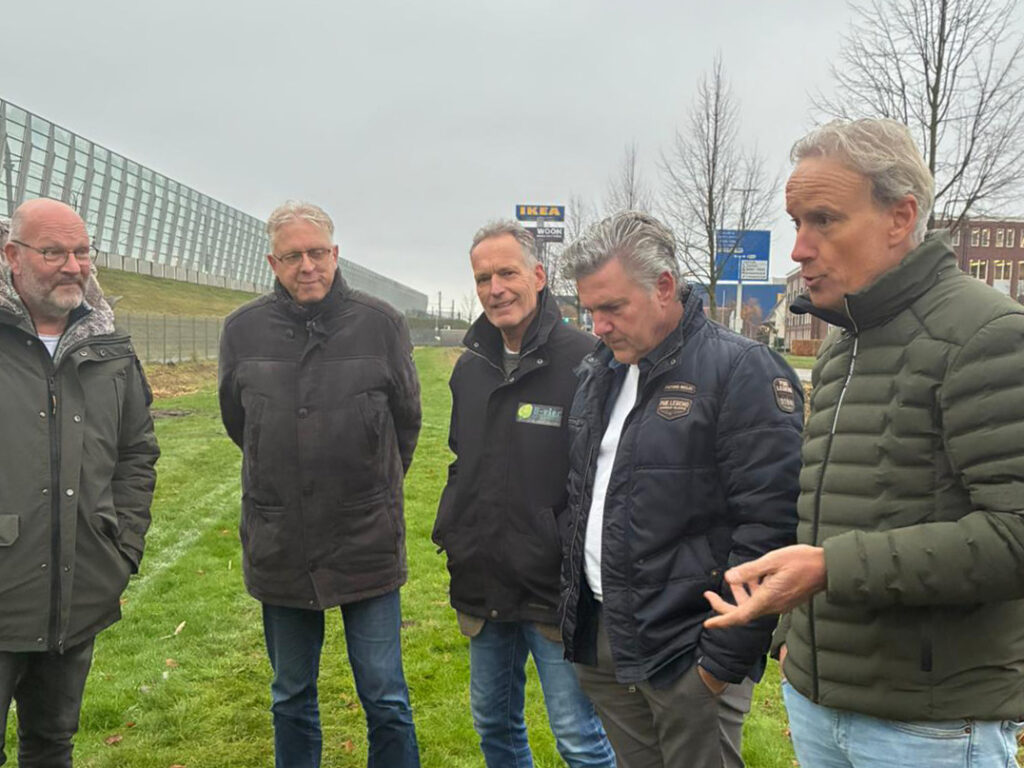 persoon spreekt anderen toe