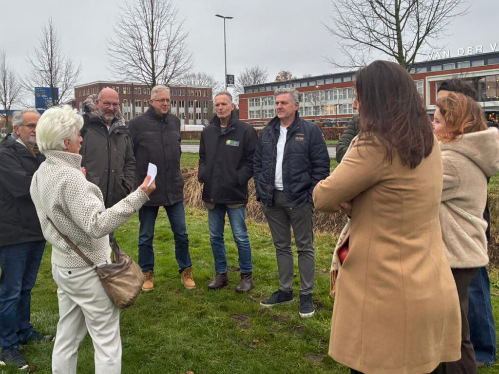 Personen in gesprek bij het Rithmeesterpark