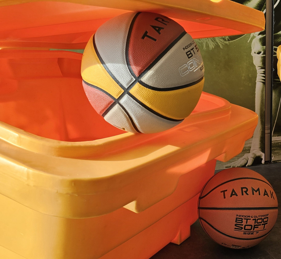 oranje bak met basketballen