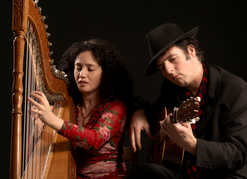 Claudia y Manito met een harp en gitaar