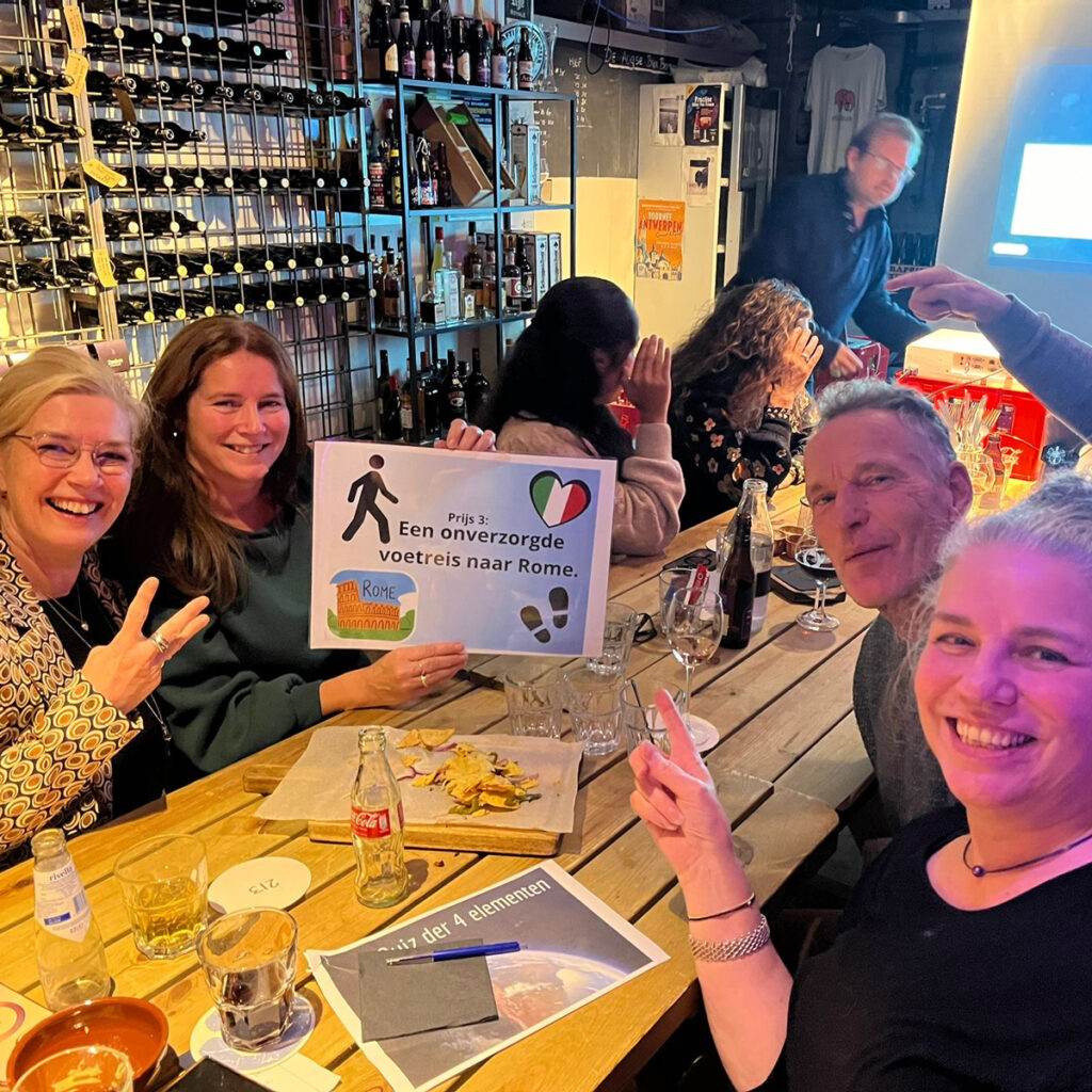 ondernemers tonen hun prijs gewonnen bij de Pubquiz