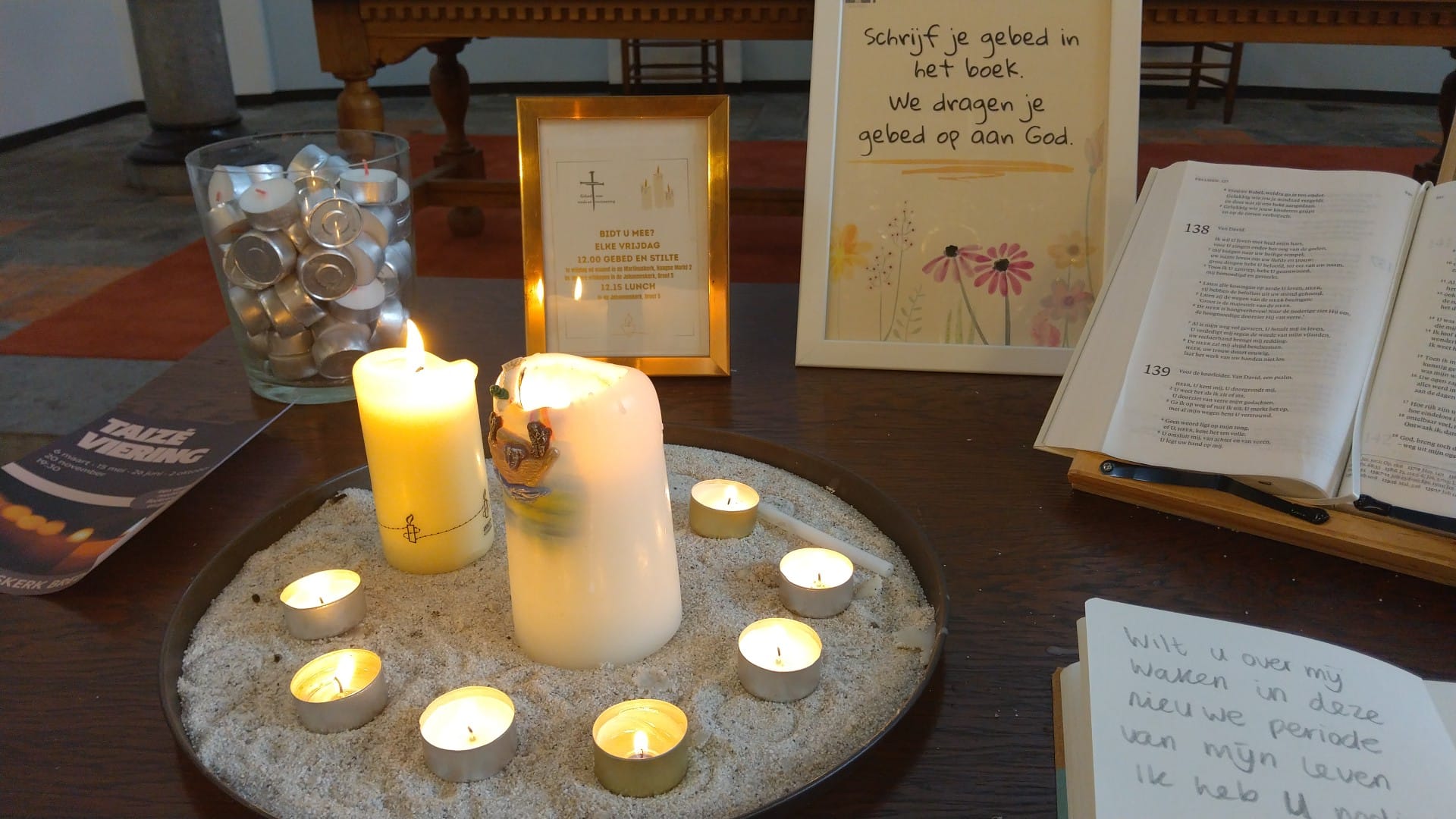 kaarsen en met kaarten met teksten