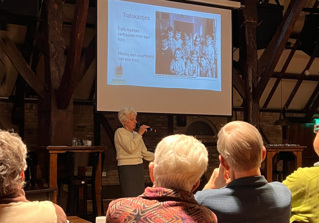 Voorzitter Marian Verheij-de Graaf spreekt publiek toe tijdens de Algemene ledenvergadering Dorpsraad Princenhage