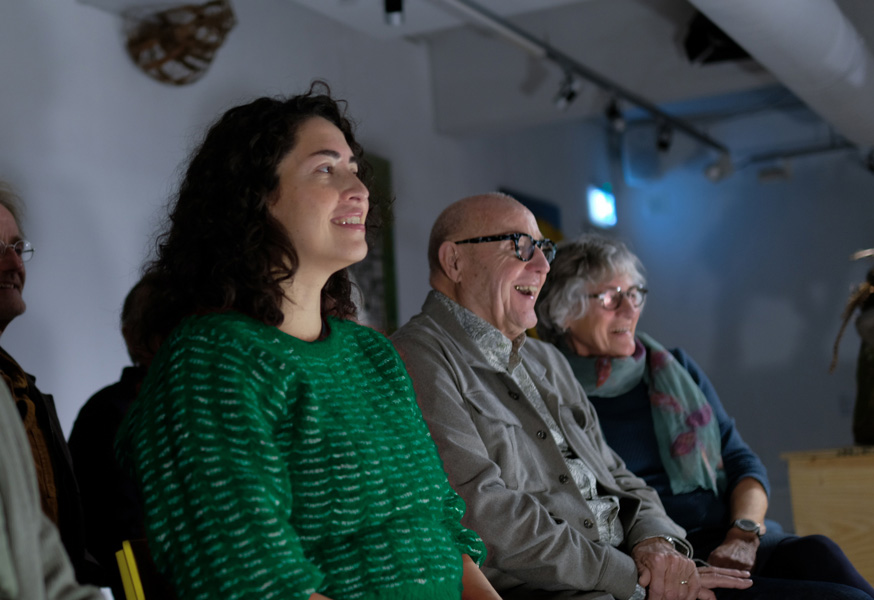 publiek kijkt naar een voorstelling in Het Gele Huis