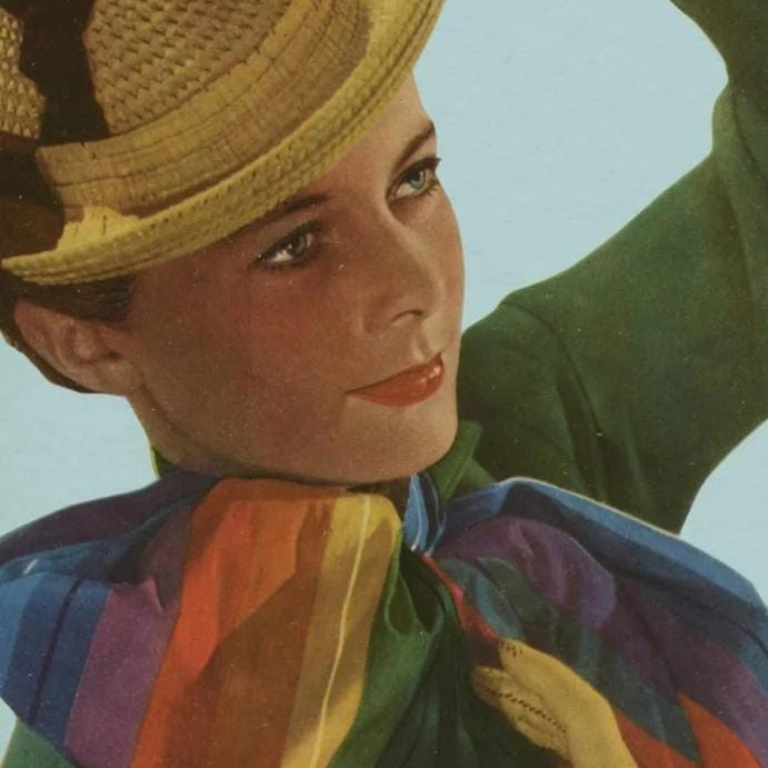 vintage mevrouw met een regenboog shawl