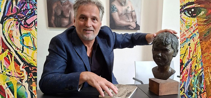 taxateur van Art Dumay met een kunstwerk