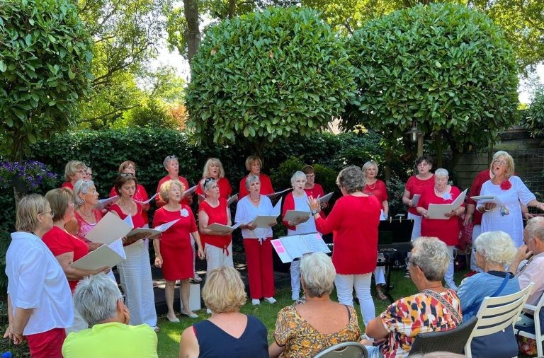 Groot Evenementen Koor treedt op in een tuin