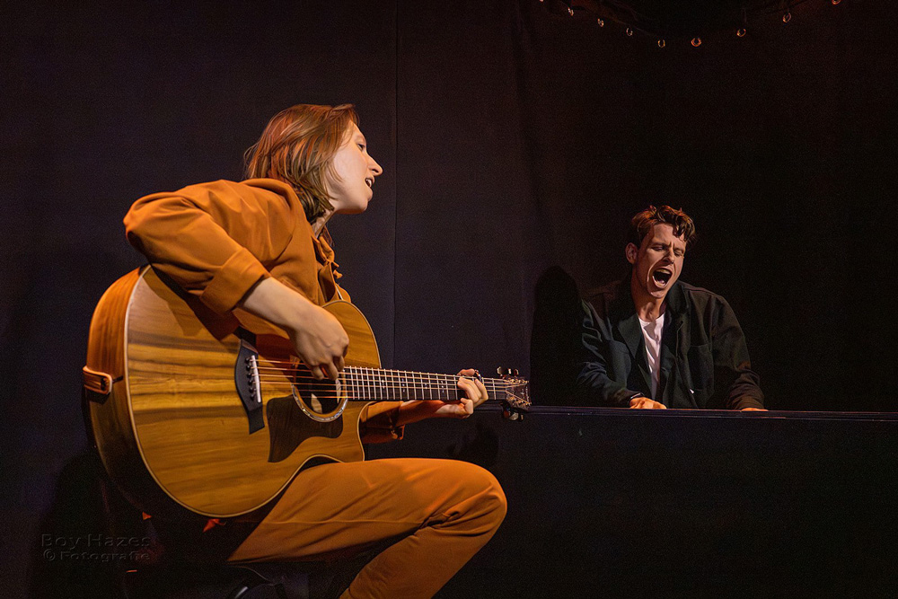 Jikke Schepers op gitaar en Noah Oelderik op toetsen - tijdens een optreden
