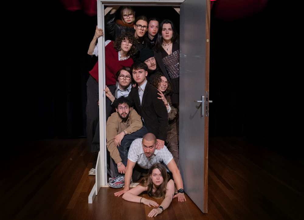 Een open deur met 12 jonge cabaretiers van de Koningstheateracademie.