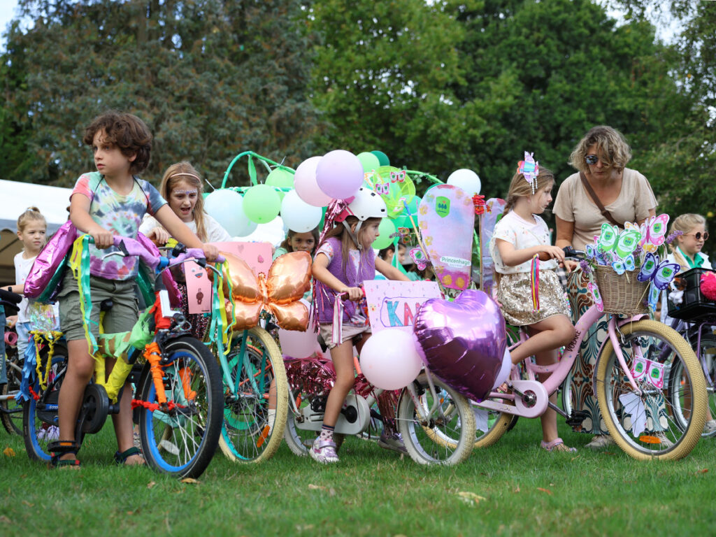 Kinderen hebben hun fietsen naast elkaar neergezet.