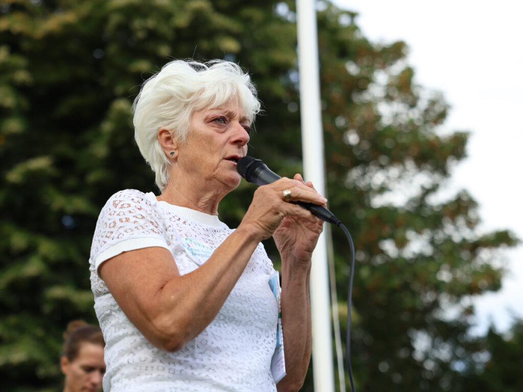 Marian van Dorpsraad Princenhage spreekt de kinderen en ouders toe.