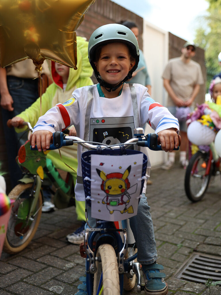 Jongen verkleed als astrnaut staat klaar om te vertrekken