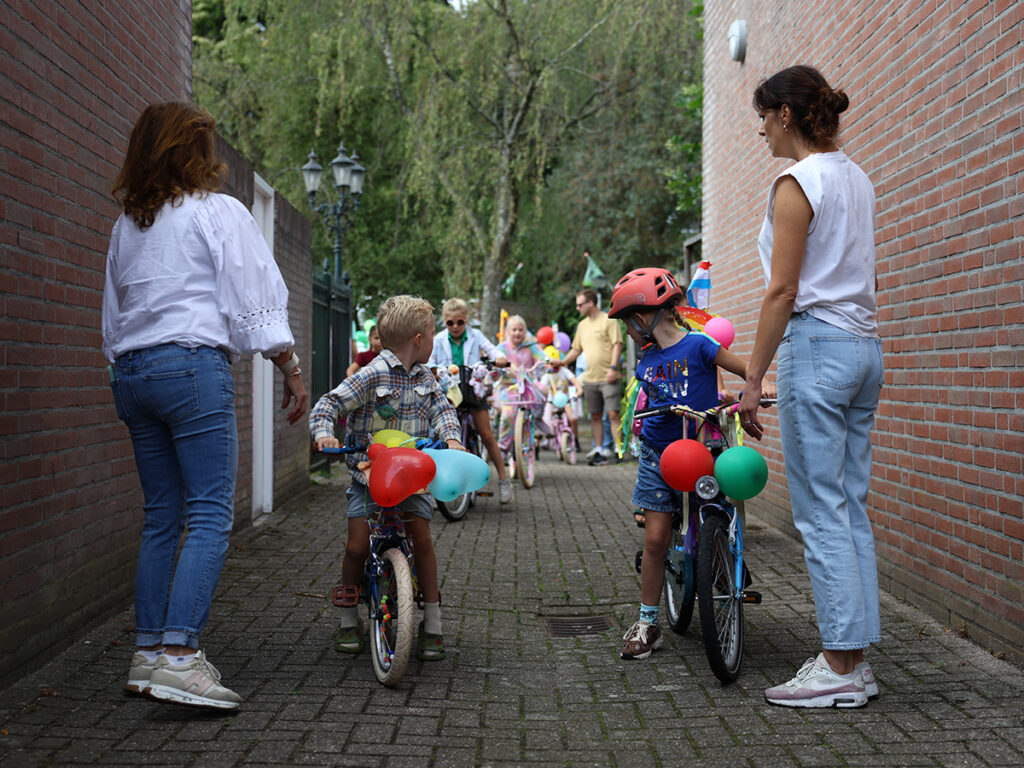 Astrid en Margot geven 2 kinderen het sein om te vertrekken