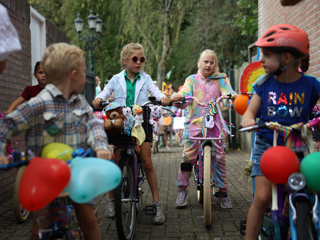 Vier kinderen op fietsen staan klaar om te vertrekken