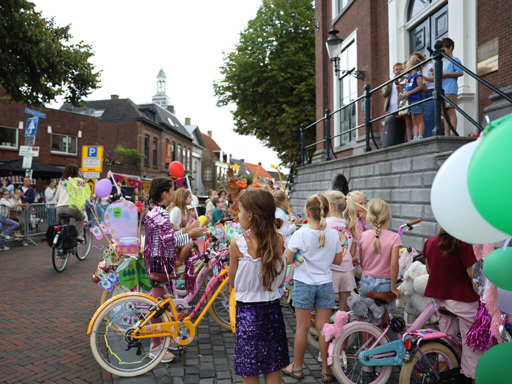 De deelnemers staan met hun versierde fiets op de Haagsemarkt